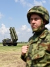 Сербські військові біля китайської зенітно-ракетної системи середньої дальності FK-3 під час військових навчань «Shield 2022» у Батайниці поблизу Белграда, квітень 2022 року