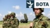 Pjesëtarë të Ushtrisë së Serbisë afër sistemit raketor kinez me rreze të mesme FK-3, ndër armët më të reja që i ka pranuar Beogradi prej Pekinit.