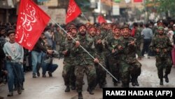 Militanti Hezbolaha ("Božija stranka") marširaju na paradi 12. novembra 1989. u južnom predgrađu Bejruta.