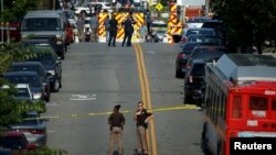 صبح چهارشنبه یک مرد مسلح با تیراندازی به یک زمین بیس بال، شماری از جمله یک نماینده مجلس آمریکا را زخمی کرد