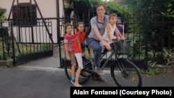 Алан Фонтанель с детьми на своем велосипеде