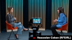 Victoria Belous, deputată PAS, fostă ministră a Finanțelor, și Cristina Popușoi, gazda podcastului Pe Agendă, în studioul Europei Libere din Chișinău.