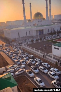 Baýram namazyna gelen ýaşaýjylar. 20-nji mart, 2026 ý. Aşgabat