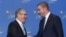 Makedonski premijer Hristijan Mickoski (desno) i njegov britanski kolega Keir Starmer u Tirani, Albanija, 16. maja 2025.