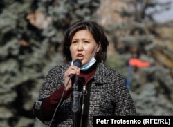 Экономист Айман Тұрсынхан Алматыдағы митинг кезінде. 31 қазан 2020 жыл.
