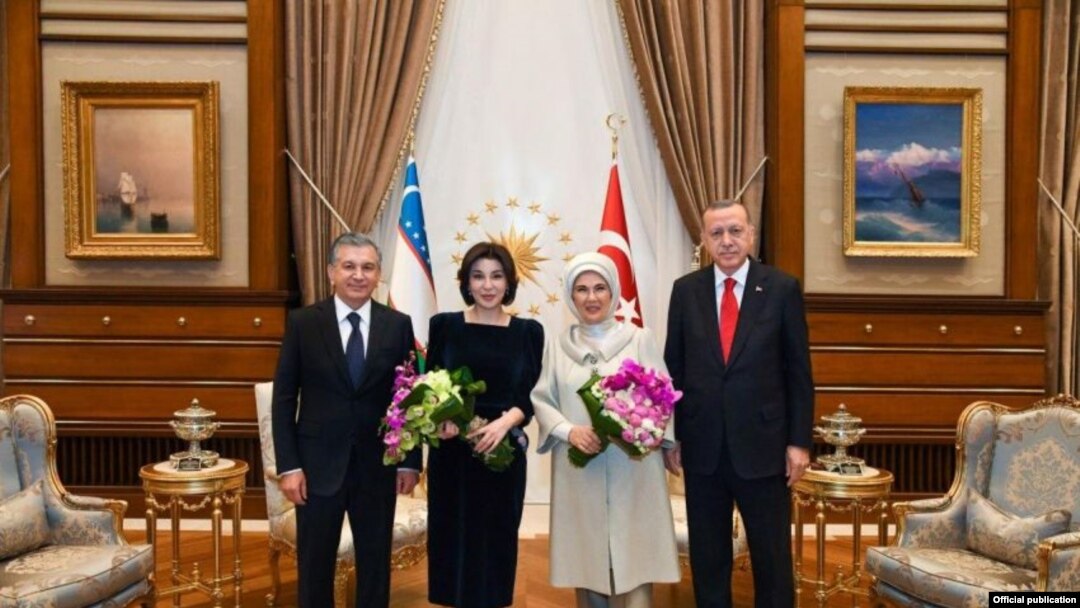 Özbəkistan Prezidenti Şavkat Mirziyoyev, həyat yoldaşı Ziroat Mirziyoyeva, Türkiyə Prezidenti Receb Tayyib Ərdoğan, həyat yoldaşı Əminə Ərdoğan