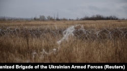 რუსული FPV დრონების ოპტიკურ-ბოჭკოვანი კაბელების ნარჩენები უკრაინაში. ჩასოვ-იარი, 25 ოქტომბერი, 2025.