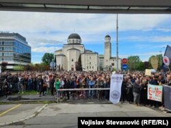 Građani okupljeni ispred zgrade policije u znak podrške rektoru Univeziteta u Beogradu, 18. april 2025.