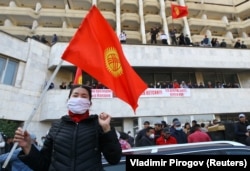 "Ысык-Көл" мейманканасынын алдында турган митингчилер. 15-октябрь, 2020-жыл.