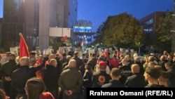 Protestues pranë Kuvendit të Kosovës.