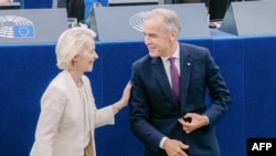 Președinta Comisiei Europene, Ursula von der Leyen (stânga), îl salută pe prim-ministrul Canadei, Mark Carney, în Parlamentul European la Strasbourg, pe 16 septembrie 2026.