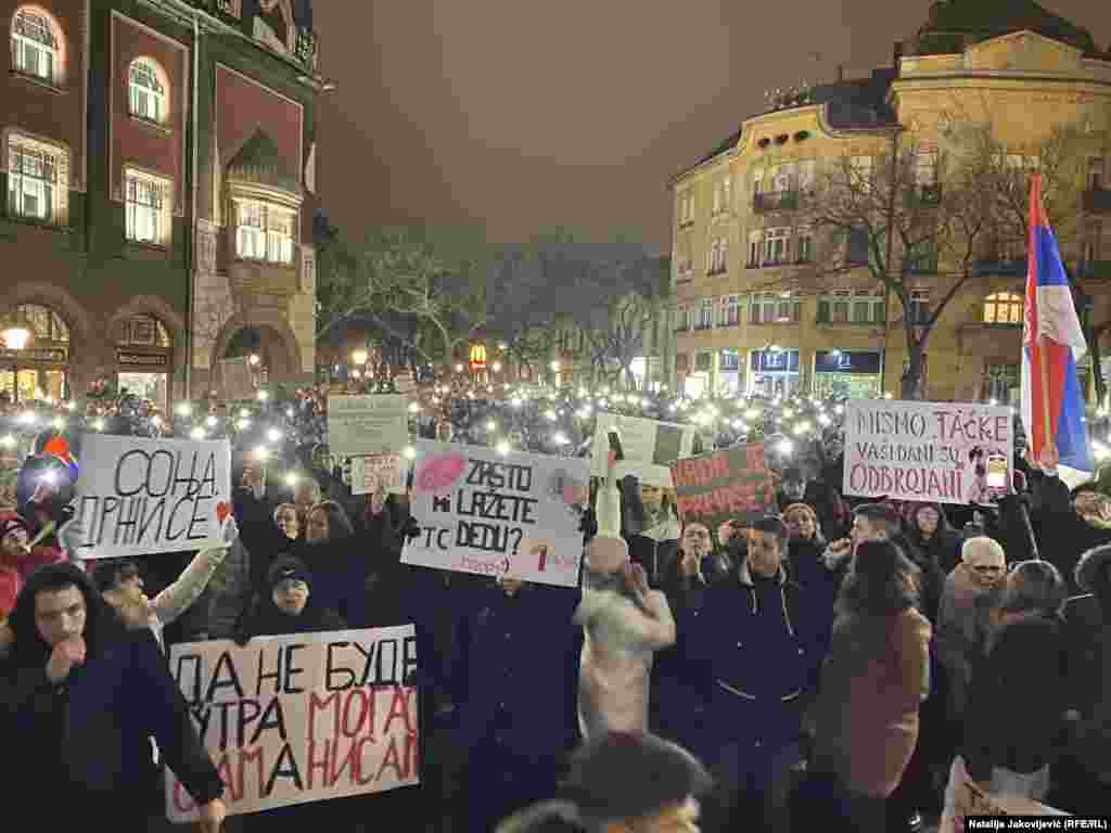 Studenti Ekonomskog fakulteta u Subotici su zajedno sa građanima i pojedinim profesorima na do sada najbrojnijem okupljanju u poslednjih mesec i po dana, od kada traju protesti u ovom gradu, održali prvu šetnju od Hale sportova u Dudovoj šumi do Trga Slobode, u centru grada.&nbsp; &nbsp;