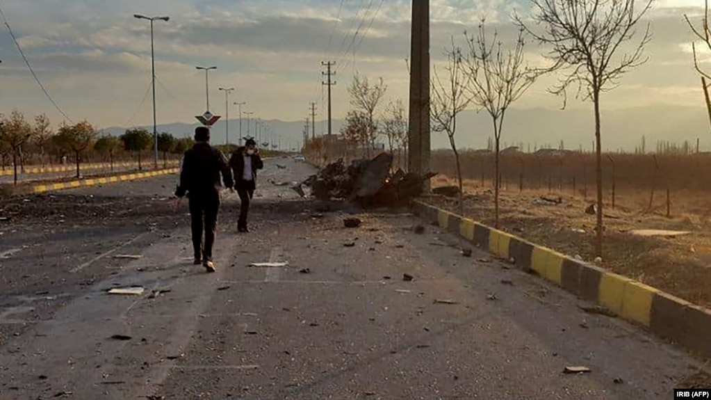 イラン国営テレビが公開した写真は、11月27日に首都テヘランの近くで攻撃された後の原子力科学者モーセンファフリザデの損傷した車を示しています。 