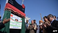 Pakistani Prime Minister Nawaz Sharif, center, and Army Chief Raheel Sharif, second right, offer prayers at the opening of a pilot trade project at a ceremony at Gwadar port on November 13.