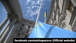 Ukraina Tış işler nazirliginiñ binası ögünde qırımtatar bayrağını köterüv merasimi, Kyiv, 2021 senesi iyünniñ 26-sı
