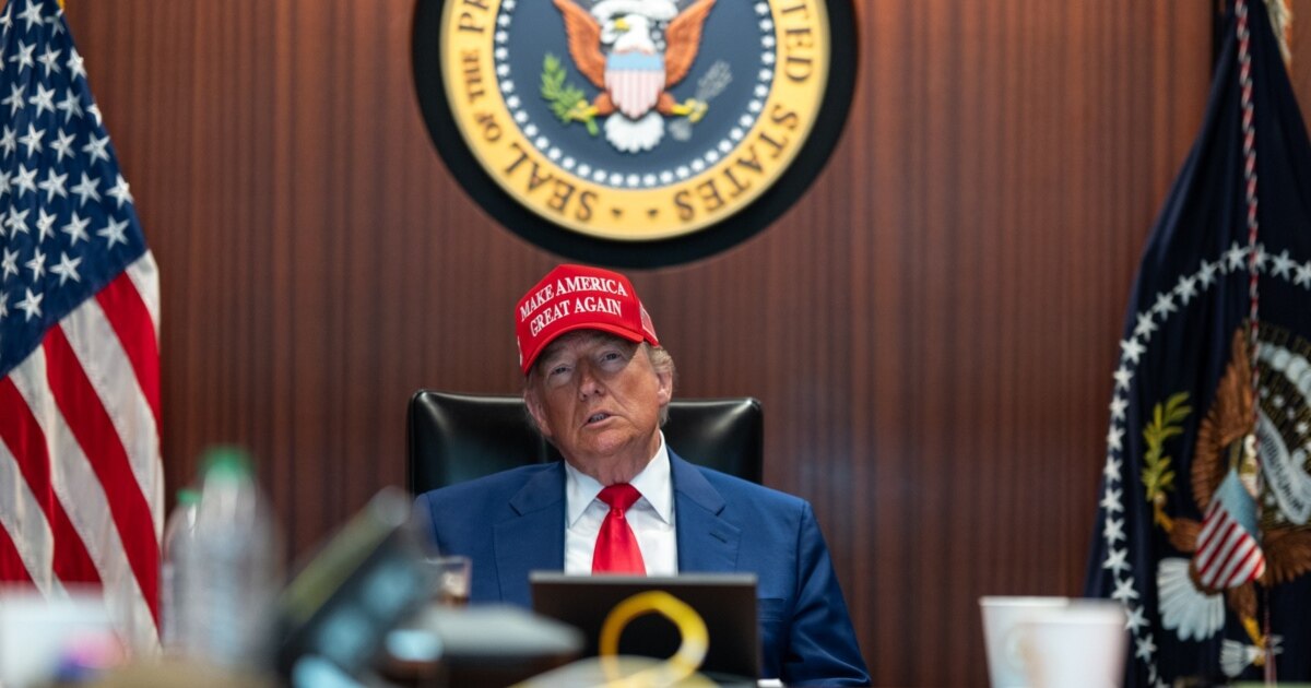 Американският президент Доналд Тръмп намекна, че може да приветства свалянето