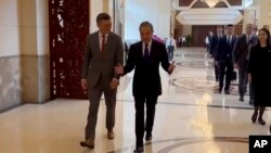 Ministrul ucrainean de externe, Dmitro Kuleba (stânga), și ministrul chinez de externe, Wang Yi, la discuțiile din orașul Guangzhou din sudul Chinei, miercuri, 24 iulie 2024.