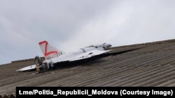 Imagine difuzată de Poliție, înfățișând o dronă căzută pe acoperișul casei unui paznic de livadă, în satul Cuhureștii de Jus, raionul Fălești, pe 25 noiembrie 2025