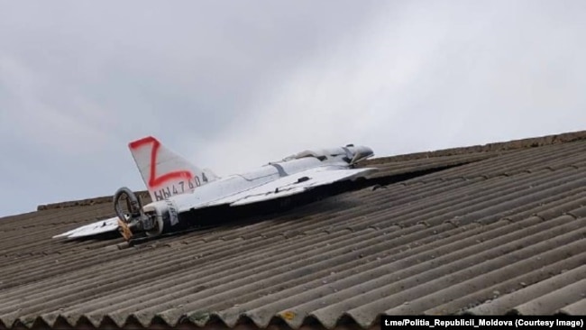 Уявіть собі difuzată de Poliție, înfățișând o dronă căzută pe acoperișul casei unui paznic de livadă, în satul Cuhureștii de Jus, raionul Fălești, pe 25 noiembrie 2025