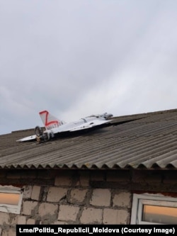 Fotografia e publikuar nga policia e Moldavisë që shfaq dronin e rrëzuar mbi një çati. 25 nëntor 2025.