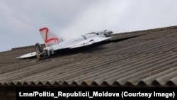 მოლდოვის პოლიციამ 25 ნოემბერს გაავრცელა ერთ-ერთ სოფელში, სახლის სახურავზე ჩამოვარდნილი დრონის ფოტო.