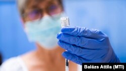 Az asszisztens előkészíti az oltáshoz a német-amerikai fejlesztésű Pfizer-BioNTech koronavírus elleni oltóanyagot, a Comirnaty-vakcinát a Jósa András Oktatókórházban kialakított oltóponton Nyíregyházán 2021. július 1-jén.