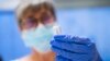 Az asszisztens előkészíti az oltáshoz a német–amerikai fejlesztésű Pfizer–BioNTech koronavírus elleni oltóanyagot a Jósa András Oktatókórházban Nyíregyházán 2021. július 1-jén