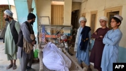 جسد یکی از قربانیان رویداد حمله داعش به نوی کابل بانک در ولایت کندهار