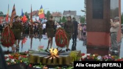 Socialițtii depun coroane de flori la memorialul „Eternitate”.