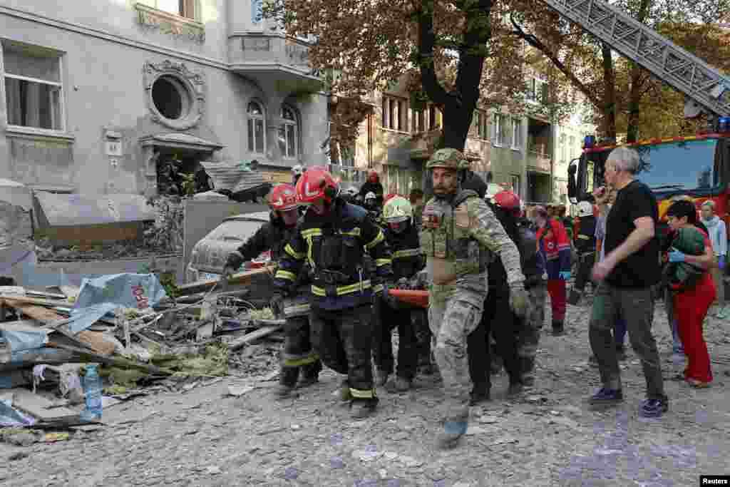 Рятувальники виносять одне з тіл загиблих від російського обстрілу Львова