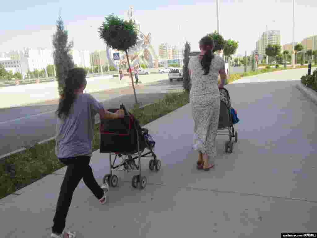 Gezelenje çykan aşgabatlylar.