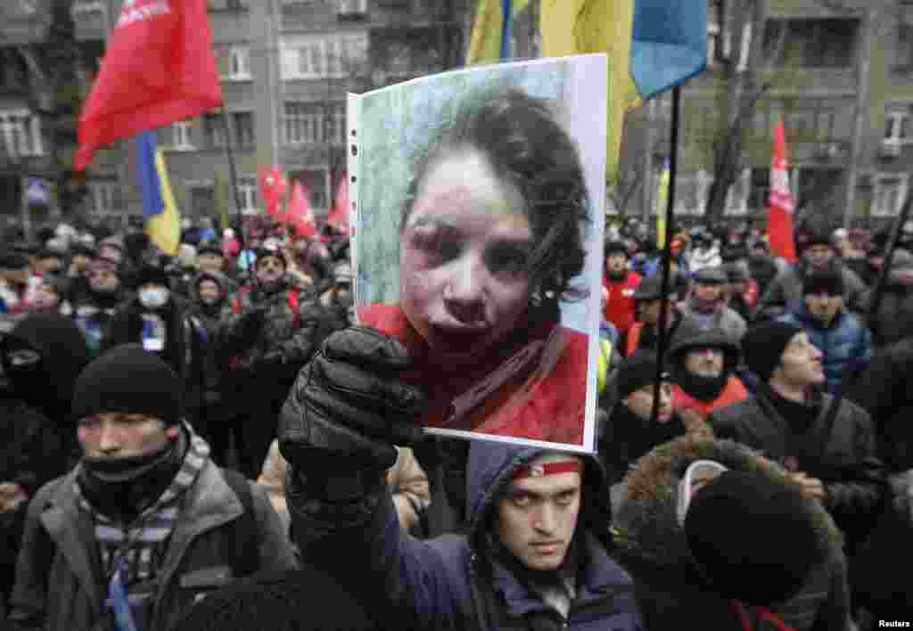 Un nou protest în faţa ministerului de interne de la Kiev, după atacul asupra jurnalistei Tatiana Chornovil care cerceta acte de corupţie comise de oficiali guvernamentali. (Reuters)