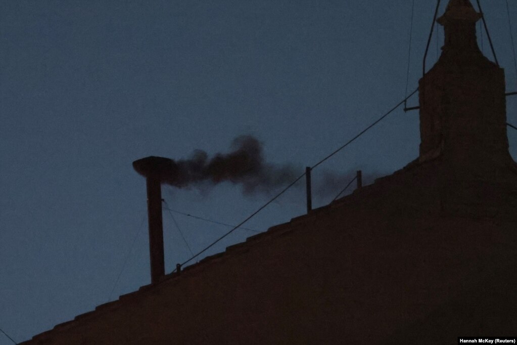 Tymi i zi duke dalë nga oxhaku i Kishëzës Sistina, më 7 maj, duke lajmëruar se nuk është marrë një vendim për zgjedhjen e papës së ri.