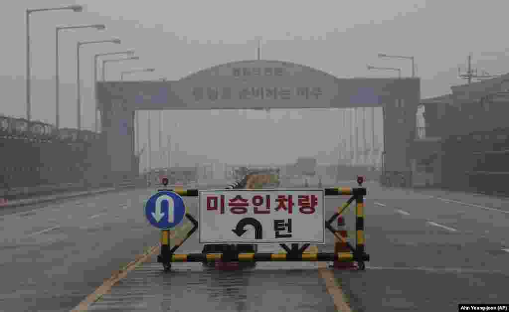 СЕВЕРНА КОРЕЈА / САД - Американскиот претседател Доналд Трамп ја откажа средбата со севернокорејскиот лидер Ким Џонг Ун, планирана за 12 јуни, соопшти Белата Куќа. Причина за временото одложување се последните, како што рекол Трамп, огромниот бес во последните изјави на Ким.