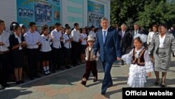 На торжественной линейке в школе №82 на окраине Бишкека