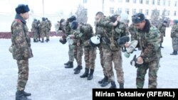 Кой-Таштагы аскер бөлүктөгү жоокерлер. Чүй облусу. ("Азаттыктын" архивиндеги бул сүрөттүн азыркы макала каарманына тиешеси жок.)