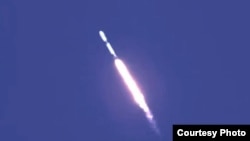 Қырғызстанның алғашқы спутнигін алып ұшқан SpaceX компаниясының Falcon 9 зымыраны. АҚШ, Калифорния, 1 қазан, 2026 жыл