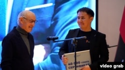 “Азаттыктын” журналисти Эрнист Нурматов сыйлык алуу учурунда