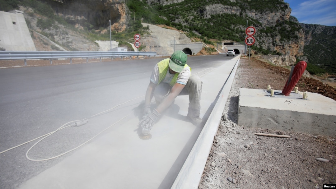 Autostrada din imagine, construită în Muntenegru, este realizată cu împrumuturi obținute de la statul chinez. Sute de miliarde de dolari a împrumutat China, în ultimii ani, țărilor slab sau în curs de dezvoltare. 