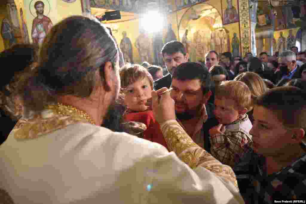 Sveštenstvo Mitropolije Srpske pravoslavne crkve u Crnoj Gori služilo je vaskršnju liturgiju u Hramu Hristovog Vaskrsenja u Podgorici a pričešćivanje je vršeno jednom kašičicom.