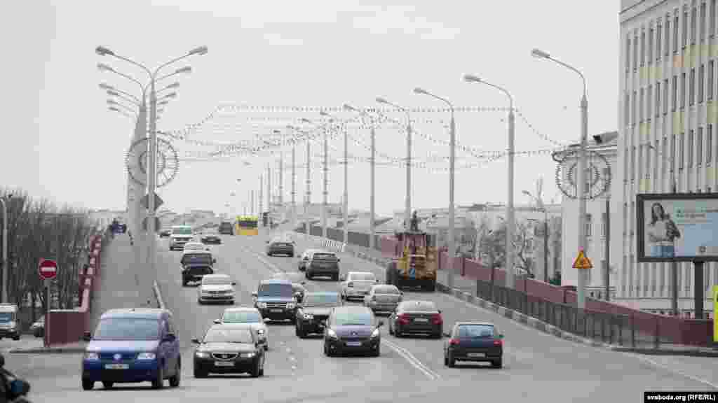 Мост праз вуліцу Бабруйскую ў Менску і мост у Празе