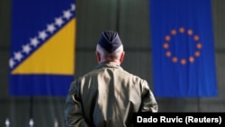 Pripadnik snaga EUFOR-a na preuzimanju komande u Sarajevu, posmatra zastavu BiH i Evropske unije, 28. marta 2017.