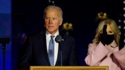 Joe Biden sa suprugom Jill pred pristalicama 4. novembra