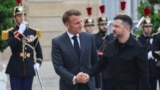 Президент Франції Емманюель Макрон вітає президента України Володимира Зеленського перед їхньою зустріччю в Єлисейському президентському палаці в Парижі 3 вересня 2025 року