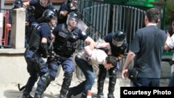 Policia arreston Kurtin. (Foto: Vetëvendosje)