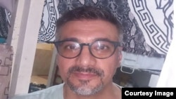 Иранда камакта жаткан журналист Реза Вализаде. 