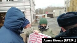 Один из участников пикета против назначения омского врача Александра Мураховского главой областного Минздрава  