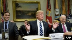 Ілюстрацыйнае фота. Старэйшы дарадца прэзыдэнта Джарэд Кушнер (зьлева), прэзыдэнт ЗША Дональд Трамп (у цэнтры) і міністар ўнутранай бясьпекі Джон Кэлі