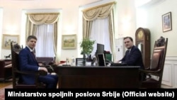 Selaković je na sastanku sa Gujonom (fotografija) istakao da je Gujon "osvedočeni borac za bolji položaj srpskog naroda na Kosovu" i za "istinu o istorijskim događajima u regionu u protekle tri decenije".