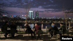 Ljudi sede na terasi bara u blizini reke Save u Beogradu, Srbija, 1. marta 2021.